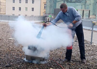 Bild von der L&ouml;sch&uuml;bung beim Seminar Feuer- und Hei&szlig;arbeiten am 9.10.2017