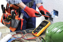 Arbeiten unter Spannung – sicher nur mit Persönlicher Schutzausrüstung