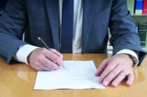 Dienstvertrag und Dienstzettel für Hausbetreuungspersonal