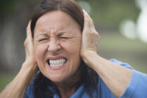 Lärmschutzklauseln in Verträgen und Hörverlust-Simulatoren