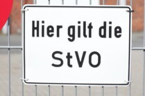 Wann trifft Fußgänger bei einem Unfall am Betriebsgelände eine Mitschuld?