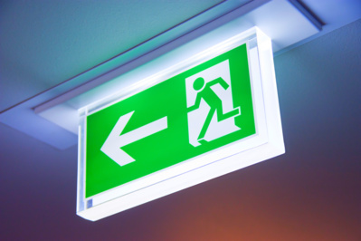 Schneller evakuieren mit dynamischer und adaptiver Fluchtweglenkung