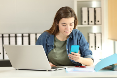 Wie können Unternehmen mit Smartphone-Nutzung am Arbeitsplatz umgehen?