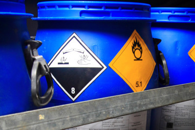 Regeln zur Lagerung brennbarer Flüssigkeiten in Baustellencontainern