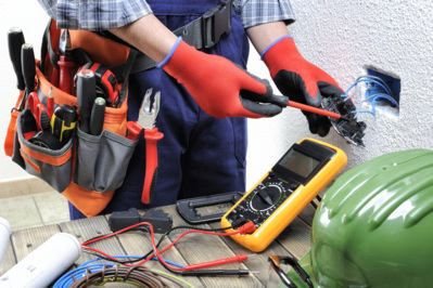 Arbeiten unter Spannung – sicher nur mit Persönlicher Schutzausrüstung