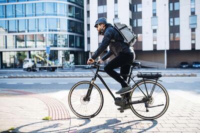Sturz beim Probefahren mit einem E-Bike während der Arbeitszeit: liegt ein Arbeitsunfall vor?