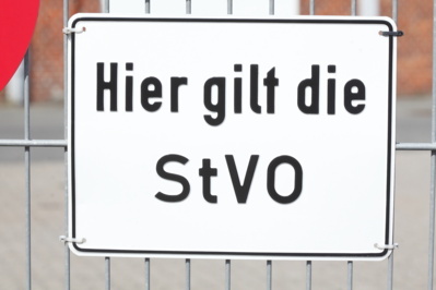 Wann trifft Fußgänger bei einem Unfall am Betriebsgelände eine Mitschuld?